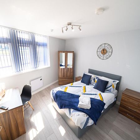 Stylish Studios With Ensuite, Separate Kitchen, And Prime Location In St Helen St Helens  Habitación foto