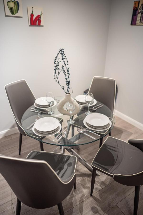 Stylish Studios With Ensuite, Separate Kitchen, And Prime Location In St Helen St Helens  Exterior foto