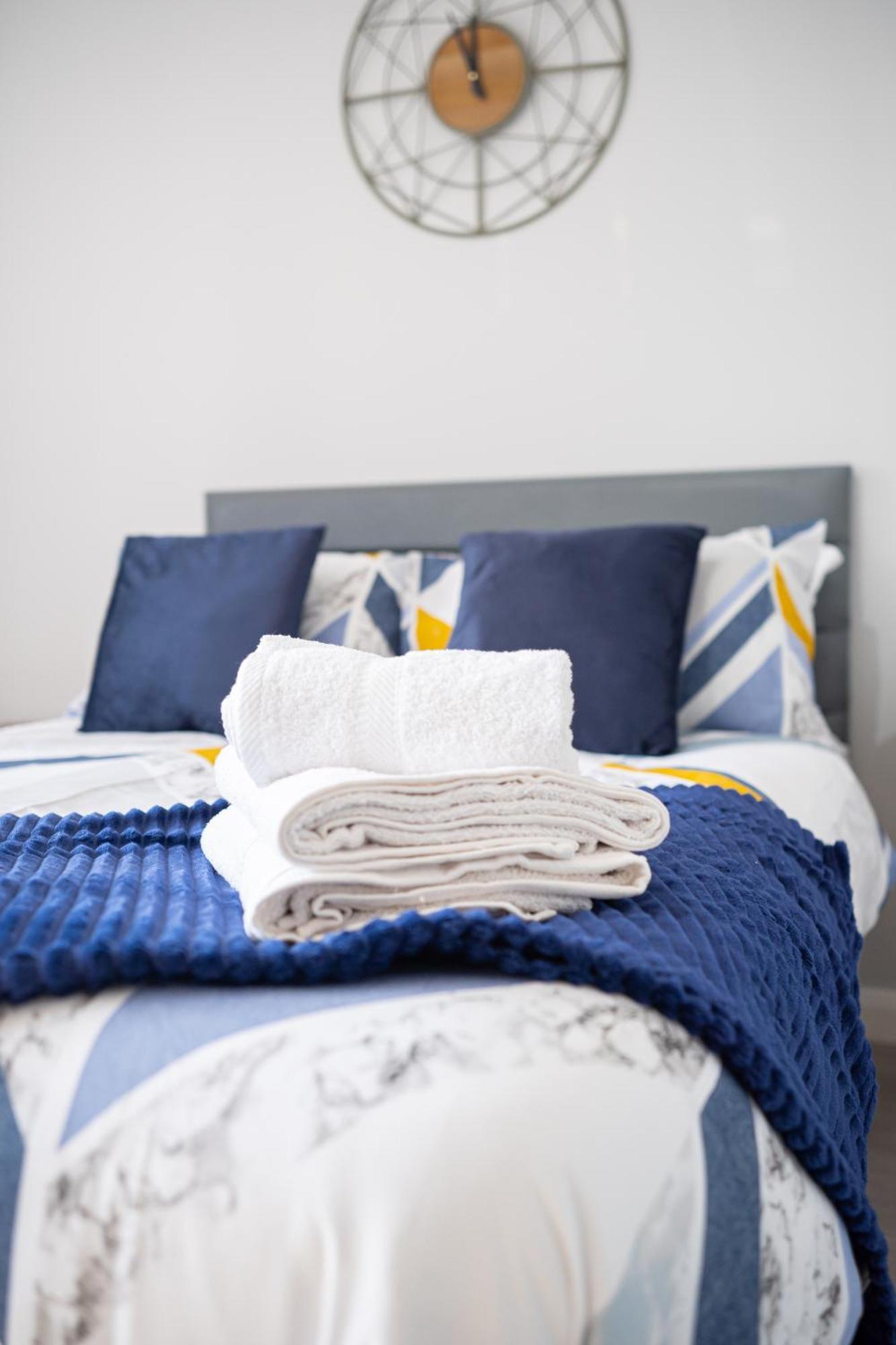 Stylish Studios With Ensuite, Separate Kitchen, And Prime Location In St Helen St Helens  Habitación foto